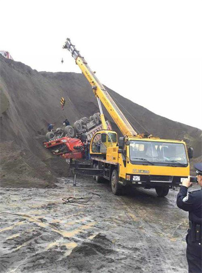 鹰手营子矿区上犹道路救援